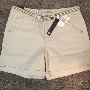 Gloria Vanderbilt belted shorts size 12